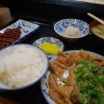 ホルモン定食　と　レバー刺し