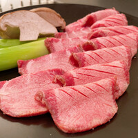 ルージュエブラン - 牛タン(上)  2人前
                      そこそこ厚みが有り、塩タレ漬けでは無いので、
                      お肉の味をダイレクトに感じられます!!
