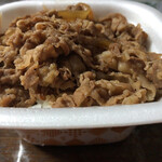すき家 - わさび山かけ牛丼。この上にとろろを。キムチ牛丼も同じく。