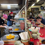 達磨ラーメン - 店内を端からパシャ
      平日の12時過ぎ