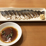 紅葉亭 - 炙りしめサバ980円。ちびちび飲むのにはちょうど良いアテです。お皿が熱々なので注意。ホワイトボードのオススメメニュー