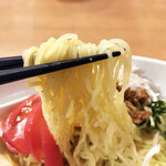 紅葉亭 - つるつるの麺。辛くない肉みその旨みでさっぱりといただけます