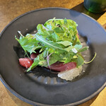O2 - 最初の前菜、サラダ仕立てのお魚カルパッチョ風