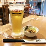 紅葉亭 - 生ビール550円。お通しはホタテの酢味噌和え。お通しが美味しいのが何より
