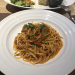 Trattoria MUTSUMI - ① 揚げ茄子入り自家製ボロネーゼソース スパゲッティ　10種類の野菜サラダ、本日のスープ、自家製フォカッチャのデリプレート