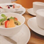 北豆印商店 Cafe&Restaurant - パンナコッタ(￥440)、豆太の濃厚な無調整豆乳(￥350)。
奥が豆花セット(￥770)とドリンクは同じもの。