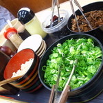 釜揚うどん一忠 - テーブルに置いてある薬味など