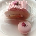 うすなが - 桜ロールケーキと桜マカロン