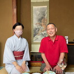 割烹　藤むら家 - 赤いちゃんちゃんこの代わりに赤いポロシャツを着て若女将と2ショットさせていただきました