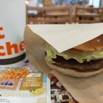 ウェンディーズファーストキッチン - ファーストクラシックバーガーとアイスコーヒー