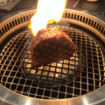 焼肉 拍手喝采 - ブワッと火が出てもまだ中には火が通ってません。