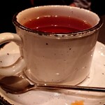 喫茶店研究所 - ケニアティー ホット(￥400)。
            紅茶もいつか味の違いがわかるようになりたいですね。