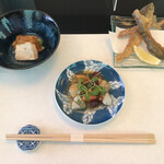 Ajisen - 前菜から手が込んでいます。おそらく川魚の揚げ物は骨ごとパリパリレモンでさっぱり美味しく頂きました。