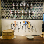 NIHONBASHI BREWERY - ◎柱のビールのディスペンサー。13種類のクラフトビールを提供している。