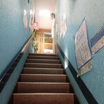 Para Jiro - 階段にも貼紙あるよ。