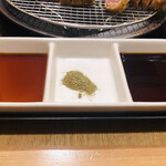 牛カツ京都勝牛 - 左から出汁醤油、山椒塩、牛カツソース