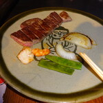 マザース オブ 鎌倉 - 葉山牛ステーキ（ミディアムレア）。付け合わせはいくらかすでに食べちゃっています。