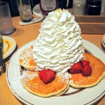 Eggs 'n Things - ストロベリーパンケーキ