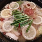 Menshouno Kokorotsukushi Tsurutontan - もつ鍋のおうどん　1480円　あご出汁スープにレモンでサッパリ