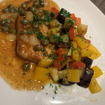 ラ・ファソン 古賀 - メカジキのムニエル 焦がしバターソース レモンケッパー風味 脂ののったメカジキ。バターソースには野菜がたっぷり。 ケッパーがたっぷり入っているので酸味も感じられ、爽やかさもありました。