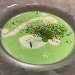 ラ・ファソン 古賀 - 冷製グリーンピースのスープ 新玉葱のクーリ 爽やかなスープ。なめらか。初夏の味わい。