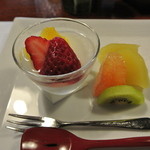 繭玉 - 甘味：杏仁豆腐とフルーツ　フルーツで良かった…お腹が一杯だ。