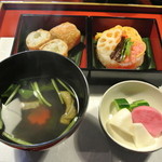 繭玉 - ちらし寿司　フキの稲荷巻き・ちらし寿司・吸い物・漬物
