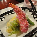 繭玉 - 揚げ物：天婦羅　ピンクのあられ衣の海老・しし唐・ふきのとう・パプリカの天婦羅。塩で頂く。