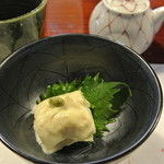 繭玉 - 汲み上げ湯葉。厨房で汲み上げた新鮮な湯葉。甘エビみたいで…あっま～い！ワサビ醤油でも。