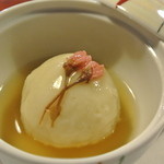 繭玉 - とろみのある鰹だしに上新粉の饅頭が。中は芝海老のシンジョ。