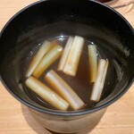 鮨処 池上 - 黄ニラの赤出汁