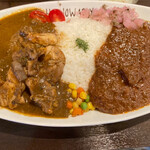 ハイ，ハウ アー ユー - 左がマボロシモドキチキンカレー。右がビーフカレー。