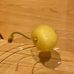 鮨処 池上 - 黄色いさくらんぼ