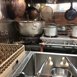 ビリヤニ大澤 - ガラス張りで丸見えのキッチン