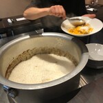 ビリヤニ大澤 - お皿も結構大きいのですが、鍋が大きいので小さく見えます