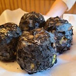 緒方 - ⑧炭火焼き賀茂茄子(京都府産)
      大きくまん丸な賀茂茄子をそのまま切らずに炭火焼きにしてあります。
      甘みもあり炭火焼きの技術を感じる一品です。