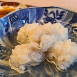 緒方 - ⑨鱧(兵庫県沼島産、雌、800g)しゃぶしゃぶ、酢醤油&山椒オイル
      鱧そのものの生命力が強いもあり、透明感のある旨みに加えジワッとくる滋味が深い
      鍋のごった煮感ではなく、シンプルさがとても良いと思う