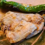 緒方 - ⑥炭火焼き鮎(島根県高津川産)、うるか塗り仕立て
      うるかを塗って鮎の苦味を加えてから、炭火で焼かれています。
      写真でも分かりますが、脂の小さな泡が沢山浮き出ており旨みもしっかりあることが分かります。