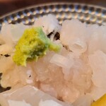 緒方 - ⑤鱧(兵庫県沼島産、雌、800g)
      産卵期は夏～秋、旬は初夏～初秋。
      雌は赤銅色、雄は黄青色
      腹身のある部分だけを選って食べるので脂の旨みと滋味の深みをしっかり感じ取ることが出来ます