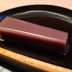 緒方 - ⑬水羊羹
      水羊羮は小豆の優しい甘みが良いですね♪
      お料理の〆に相応しいデザートでした。