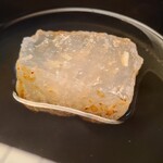 緒方 - ②新生姜入り葛焼き餅の利尻昆布&血合い抜き鮪節の出汁のお椀
      新生姜の香りとピリ辛さが有りながら甘さのある葛焼き餅
      お出汁は輪郭がはっきりしたキレのある味わいに血合い抜き鮪節の透明感と強い旨みがくっきり