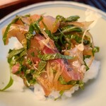 緒方 - ⑩鬼鯵(兵庫県明石産)のヅケ丼
      産卵期は夏、旬は夏～秋
      瀬戸内ではオニアジというと45cmを超える真鯵の事
      身の赤さが強く、身に多くサシが入っており、何だか旨みが強く違う