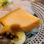 緒方 - ③黒鮑(京都府間人産)
      産卵期は秋～冬、旬は初夏～夏
      弾力のある歯応え、私の推測では蒸し時間は4時間位なのでしょうか。
      強い旨みが押し寄せてきます。