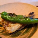 緒方 - ⑥炭火焼き鷹峯唐辛子(京都府産)&炭火焼き鮎(島根県高津川産)、うるか塗り仕立て
      鷹峯唐辛子は瑞々しく甘さのあるのが特徴。