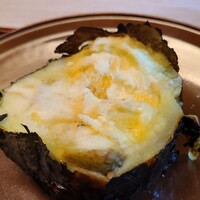 緒方 - ⑧炭火焼き賀茂茄子(京都府産)
                  大きくまん丸な賀茂茄子を切らずに炭火焼きにしてあります
                  ホクホク&ジューシーな焼き上がりで、この厚みを中まで火を通してありながら、水分をたっぷり残す焼き加減が素晴らしい