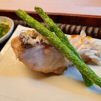 緒方 - ⑦炭火焼きぐじ(正式名:赤甘鯛、愛媛県産、2kg)、鱗の松笠焼き
                産卵期は初夏～秋、旬は晩秋～晩春
                パリパリの鱗、脂が一番多い皮下、脱水して火入れを、した身、各部分の特長の良さをしっかり味わえます