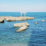 Shiosaino Yu - 神社から海岸に降りると白い鳥居 糸島思い出すね