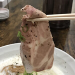 丸山製麺所 - チャーシュー、にゅ～～ん！