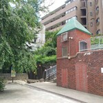 お料理ひろせ - 多分、左の木の裏辺りにお店があります。