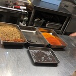 ビリヤニ大澤 - ｵﾏｹ　夜用オマールビリヤニのスパイスやそうです　計量は無し　感覚で用意してはった　手に持ったのに止めたり、しまいかけてたのにﾄﾞﾊﾞｰっと足したり…魔法や